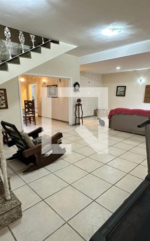 Casa à venda com 395m², 5 quartos e 2 vagas Casa à venda com 395m², 5 quartos e 2 vagasSala