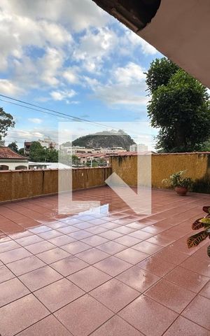 Casa à venda com 395m², 5 quartos e 2 vagas Casa à venda com 395m², 5 quartos e 2 vagasVaranda da Sala