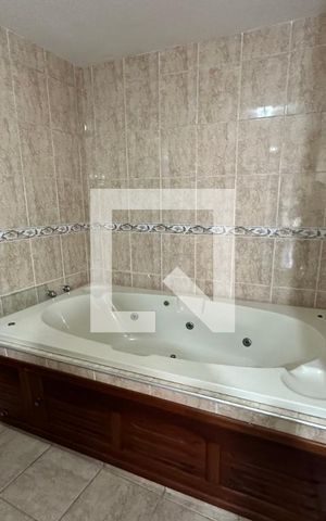 Casa à venda com 395m², 5 quartos e 2 vagas Casa à venda com 395m², 5 quartos e 2 vagasBanheiro da Suíte 1