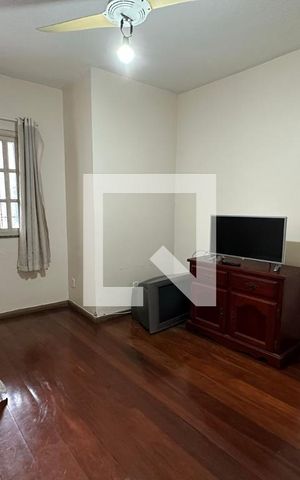 Casa à venda com 395m², 5 quartos e 2 vagas Casa à venda com 395m², 5 quartos e 2 vagasSala de TV 3 andar