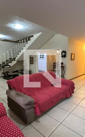 Casa à venda com 395m², 5 quartos e 2 vagas Casa à venda com 395m², 5 quartos e 2 vagasSala