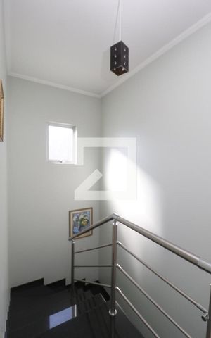 Casa à venda com 210m², 3 quartos e 3 vagasEscada