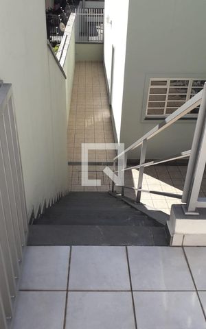 Casa à venda com 210m², 3 quartos e 3 vagas Casa à venda com 210m², 3 quartos e 3 vagasEscada