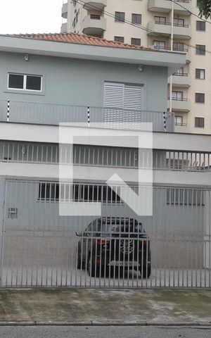 Casa à venda com 210m², 3 quartos e 3 vagas Casa à venda com 210m², 3 quartos e 3 vagasFachada
