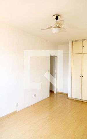 Apartamento à venda com 62m², 1 quarto e sem vaga Apartamento à venda com 62m², 1 quarto e sem vagaQuarto- detalhe piso, armário e ventilador de teto.