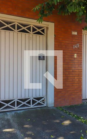 Casa à venda com 600m², 6 quartos e 4 vagas Casa à venda com 600m², 6 quartos e 4 vagasFachada