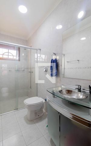 Casa à venda com 240m², 4 quartos e 2 vagas Casa à venda com 240m², 4 quartos e 2 vagasBanheiro