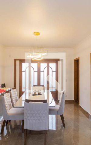 Casa à venda com 240m², 4 quartos e 2 vagas Casa à venda com 240m², 4 quartos e 2 vagasSala