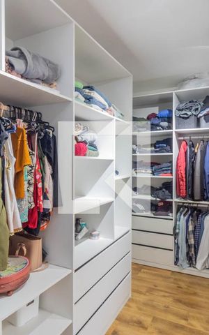 Casa à venda com 240m², 4 quartos e 2 vagas Casa à venda com 240m², 4 quartos e 2 vagasCloset da suíte