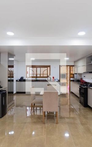 Casa à venda com 240m², 4 quartos e 2 vagas Casa à venda com 240m², 4 quartos e 2 vagasCozinha