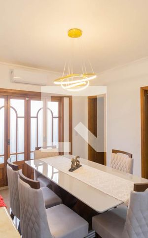 Casa à venda com 240m², 4 quartos e 2 vagas Casa à venda com 240m², 4 quartos e 2 vagasSala