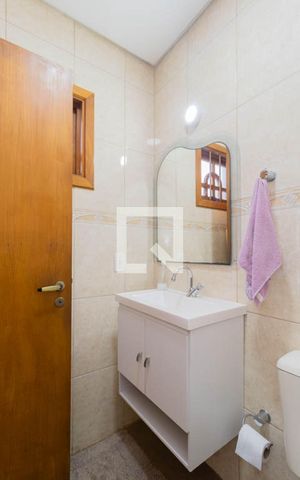 Casa à venda com 240m², 4 quartos e 2 vagas Casa à venda com 240m², 4 quartos e 2 vagasLavabo