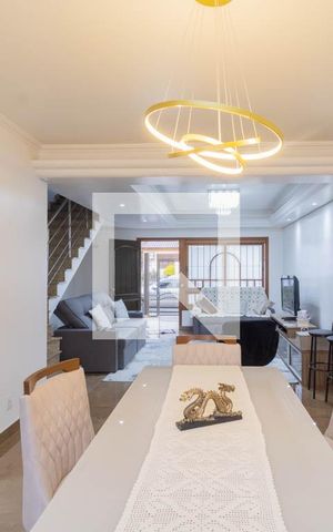 Casa à venda com 240m², 4 quartos e 2 vagas Casa à venda com 240m², 4 quartos e 2 vagasSala