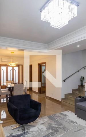 Casa à venda com 240m², 4 quartos e 2 vagas Casa à venda com 240m², 4 quartos e 2 vagasSala