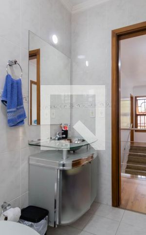 Casa à venda com 240m², 4 quartos e 2 vagas Casa à venda com 240m², 4 quartos e 2 vagasBanheiro