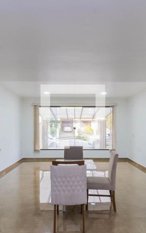 Casa à venda com 240m², 4 quartos e 2 vagas Casa à venda com 240m², 4 quartos e 2 vagasCozinha