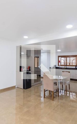 Casa à venda com 240m², 4 quartos e 2 vagas Casa à venda com 240m², 4 quartos e 2 vagasCozinha