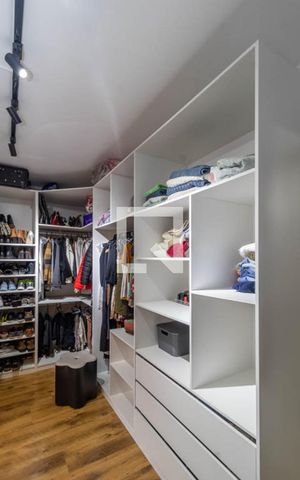 Casa à venda com 240m², 4 quartos e 2 vagas Casa à venda com 240m², 4 quartos e 2 vagasCloset da suíte