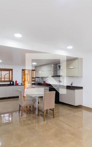 Casa à venda com 240m², 4 quartos e 2 vagas Casa à venda com 240m², 4 quartos e 2 vagasCozinha