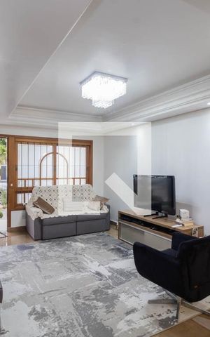 Casa à venda com 240m², 4 quartos e 2 vagas Casa à venda com 240m², 4 quartos e 2 vagasSala