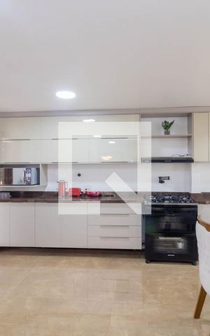 Casa à venda com 240m², 4 quartos e 2 vagas Casa à venda com 240m², 4 quartos e 2 vagasCozinha