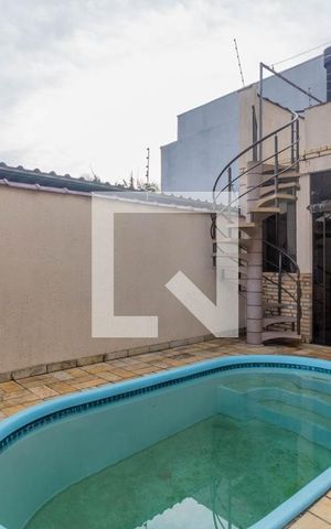 Casa à venda com 240m², 4 quartos e 2 vagas Casa à venda com 240m², 4 quartos e 2 vagasQuintal