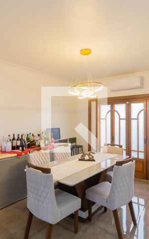 Casa à venda com 240m², 4 quartos e 2 vagas Casa à venda com 240m², 4 quartos e 2 vagasSala