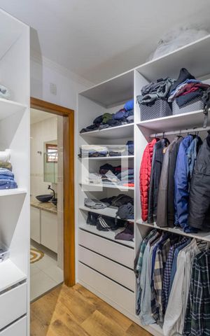 Casa à venda com 240m², 4 quartos e 2 vagas Casa à venda com 240m², 4 quartos e 2 vagasCloset da suíte