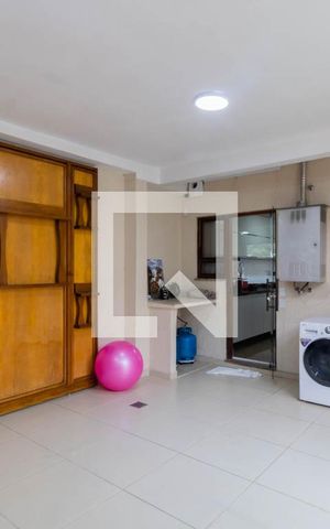 Casa à venda com 240m², 4 quartos e 2 vagas Casa à venda com 240m², 4 quartos e 2 vagasEspaço Gourmet