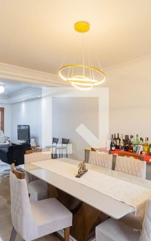 Casa à venda com 240m², 4 quartos e 2 vagas Casa à venda com 240m², 4 quartos e 2 vagasSala