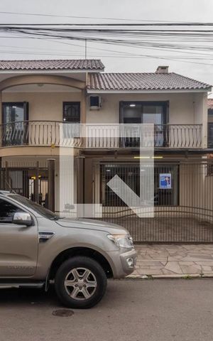Casa à venda com 240m², 4 quartos e 2 vagas Casa à venda com 240m², 4 quartos e 2 vagasFachada