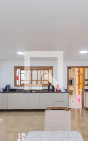 Casa à venda com 240m², 4 quartos e 2 vagas Casa à venda com 240m², 4 quartos e 2 vagasCozinha