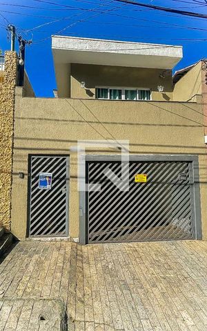 Casa à venda com 137m², 3 quartos e 2 vagas Casa à venda com 137m², 3 quartos e 2 vagasFachada
