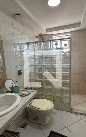 Casa de condomínio à venda com 278m², 4 quartos e 2 vagas Casa de condomínio à venda com 278m², 4 quartos e 2 vagasBanheiro da Suíte 2