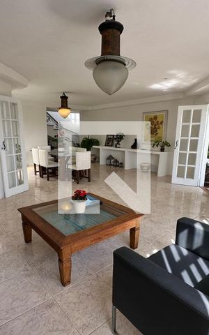 Casa de condomínio à venda com 278m², 4 quartos e 2 vagas Casa de condomínio à venda com 278m², 4 quartos e 2 vagasSala