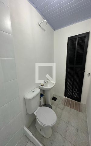 Casa de condomínio à venda com 278m², 4 quartos e 2 vagas Casa de condomínio à venda com 278m², 4 quartos e 2 vagasBanheiro da garagem
