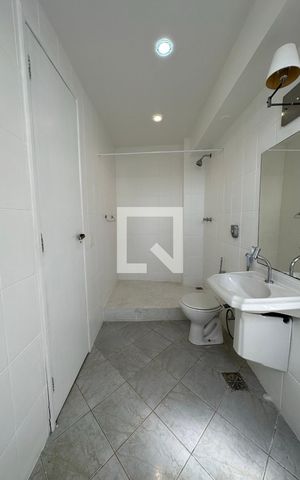 Casa de condomínio à venda com 278m², 4 quartos e 2 vagas Casa de condomínio à venda com 278m², 4 quartos e 2 vagasBanheiro da Suíte 3