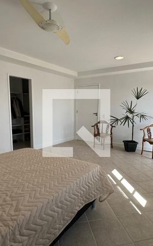 Casa de condomínio à venda com 278m², 4 quartos e 2 vagas Casa de condomínio à venda com 278m², 4 quartos e 2 vagasSuíte 4
