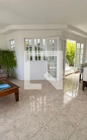 Casa de condomínio à venda com 278m², 4 quartos e 2 vagas Casa de condomínio à venda com 278m², 4 quartos e 2 vagasSala