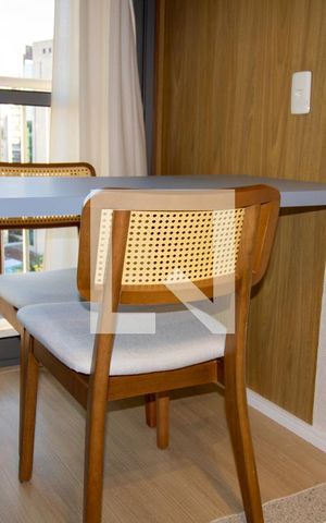 Apartamento à venda com 27m², 1 quarto e sem vagaSala - detalhe mesa e cadeiras