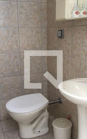Casa para alugar com 90m², 2 quartos e 2 vagas Casa para alugar com 90m², 2 quartos e 2 vagasBanheiro de Serviço