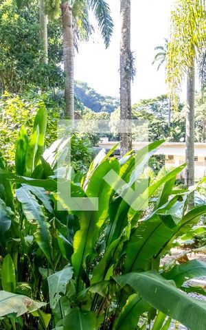 Casa de condomínio à venda com 450m², 5 quartos e 2 vagas Casa de condomínio à venda com 450m², 5 quartos e 2 vagasSala Andar Inferior Vista