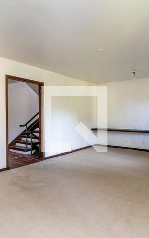 Casa de condomínio à venda com 450m², 5 quartos e 2 vagas Casa de condomínio à venda com 450m², 5 quartos e 2 vagasSala Andar Inferior