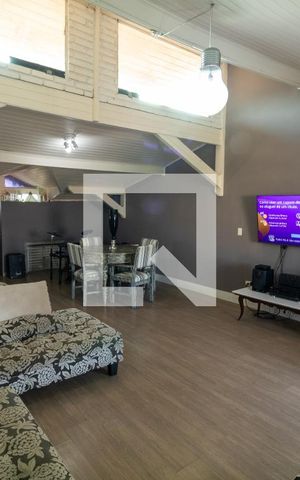 Casa à venda com 350m², 3 quartos e 2 vagas Casa à venda com 350m², 3 quartos e 2 vagasSótão