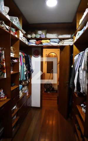 Casa à venda com 238m², 4 quartos e 4 vagasCloset da suite