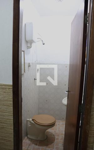 Casa à venda com 238m², 4 quartos e 4 vagasBanheiro de serviço