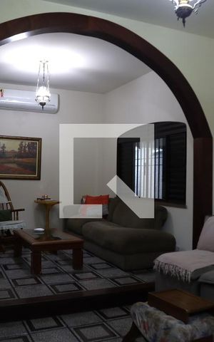 Casa à venda com 238m², 4 quartos e 4 vagasSala
