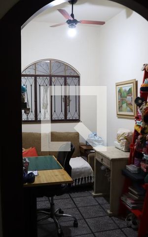 Casa à venda com 238m², 4 quartos e 4 vagasEscritório
