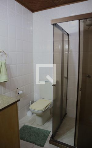 Casa à venda com 238m², 4 quartos e 4 vagasBanheiro Corredor
