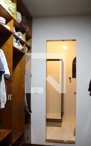 Casa à venda com 238m², 4 quartos e 4 vagasCloset da suíte
